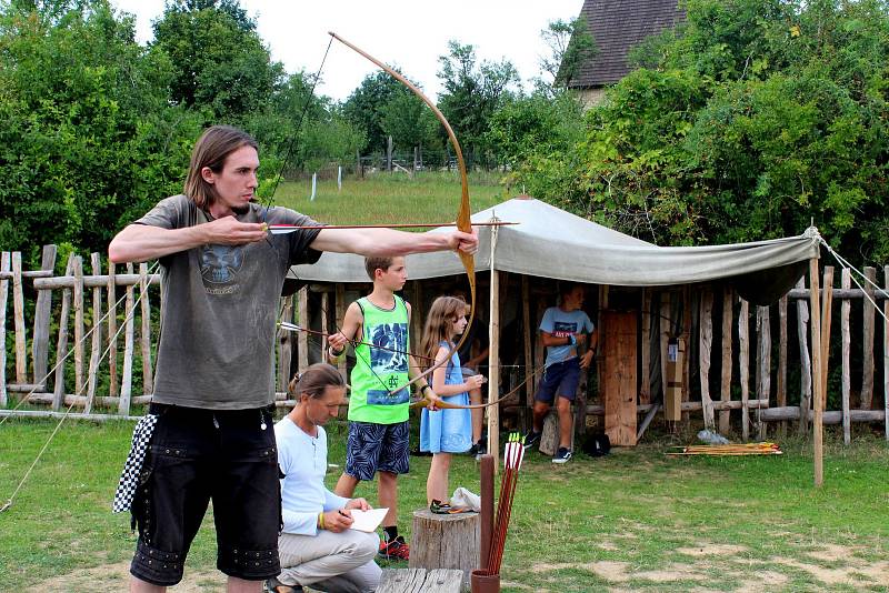 16. ročník Dne medu a medoviny, pořádaný o předposlední srpnové sobotě v Archeoskanzenu Modrá.