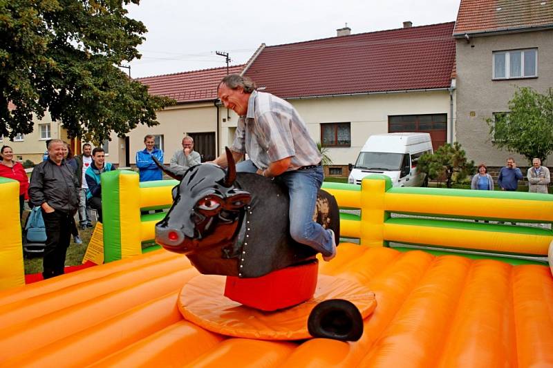 Před huštěnovickým muzeem se v sobotu odpoledne uskutečnil šestý ročník Moštování ovoce.