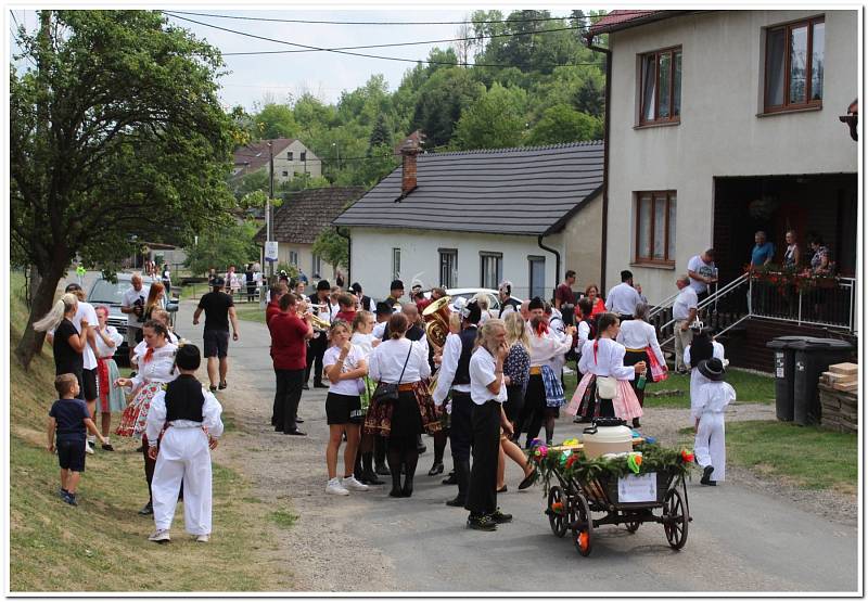 Při nedělní obchůzce chasy s právy po dědině ji doprovázela Staroměstská kapela.