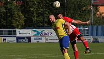 Fotbalisté Starého Města (žluté dresy) v 8. kole I. B třídy skupiny C přetlačili Slavkov 2:1.