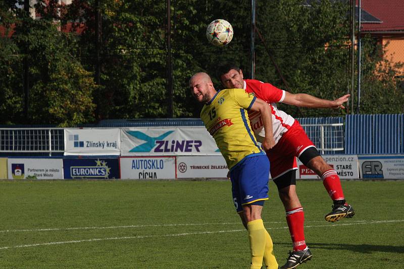 Fotbalisté Starého Města (žluté dresy) v 8. kole I. B třídy skupiny C přetlačili Slavkov 2:1.