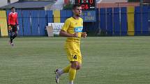 Fotbalisté divizního Strání (žluté barvy) v pátečním přípravném zápase deklasovali Boršice 8:0.