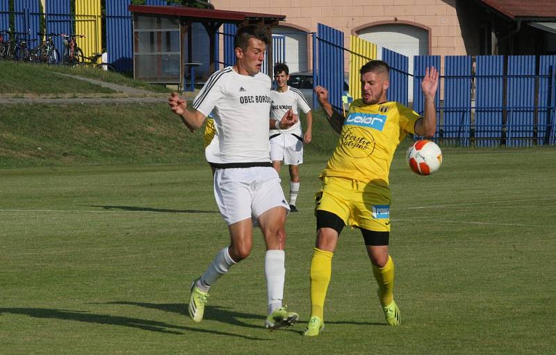 Fotbalisté divizního Strání (žluté barvy) v pátečním přípravném zápase deklasovali Boršice 8:0.