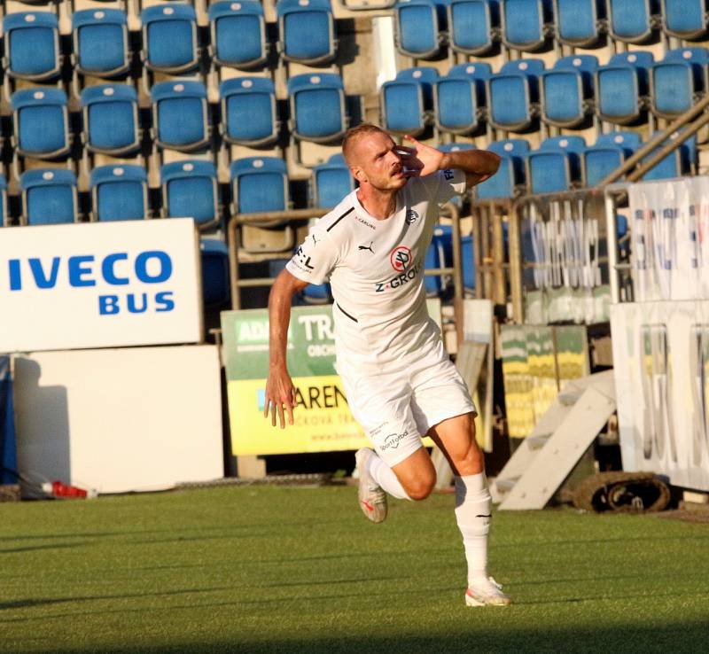 Fotbalisté Slovácka (bílé dresy) ve čtvrtek večer hostili  v odvetě Evropské konferenční ligy bulharský celek Lokomotiv Plovdiv.