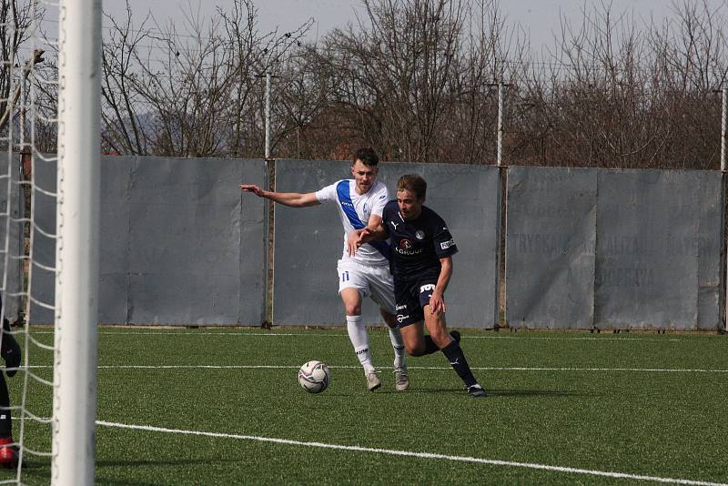 Fotbalisté Slovácka B (modré dresy) ve 20. kole MSFL přehrály Frýdek-Místek 5:1.