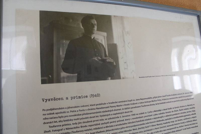 Vernisáž výstavy na Základní škole UNESCO představilo komunisty umučeného faráře Josefa Toufara.