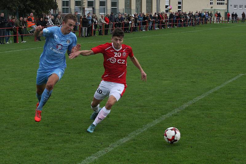 Fotbalisté Uherského Brodu (červené dresy) v 9. kole MSFL remizovali se Slováckem B 0:0.