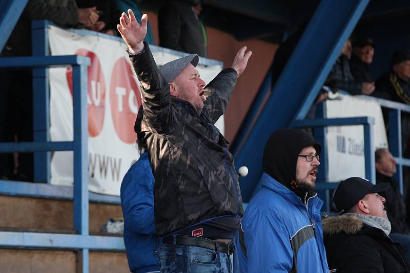 Fotbalisté Uherského Brodu (červené dresy) v 19. kole MSFL podlehli doma na Lapači Otrokovicím 2:3.