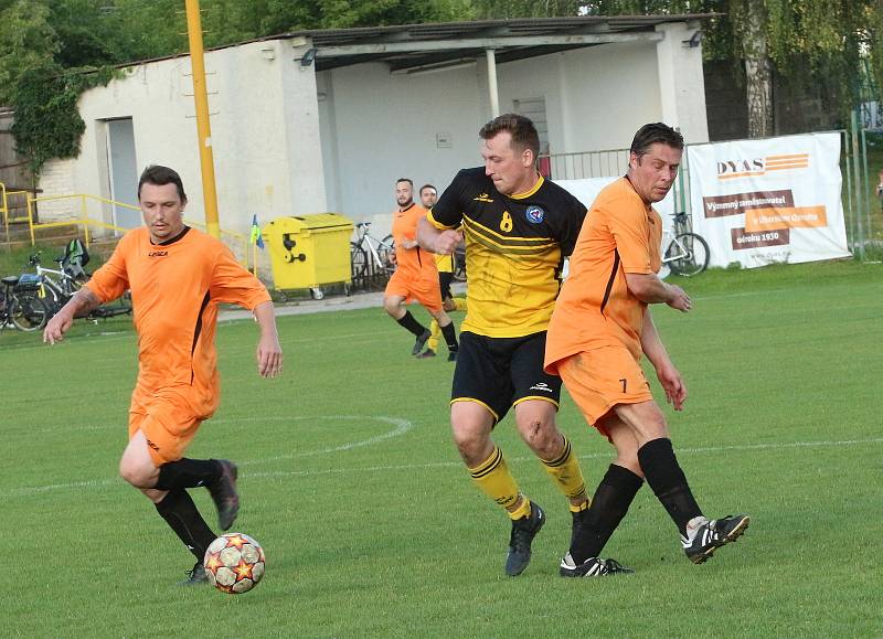 Fotbalisté Ostrožské Lhoty (žlutočerné dresy) ve 2. kole Poháru OFS Uherské Hradiště zvítězili na hřišti sousedního Uherského Ostrohu B 3:1.