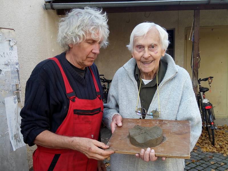Miroslav Zikmund a Otmar Oliva s hliněným modelem náhrobního kamene od Otmara Olivy.