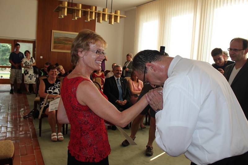 GENTLEMAN. Ministr Kalousek neváhal ženám políbit nebo pevně stisknout ruku.
