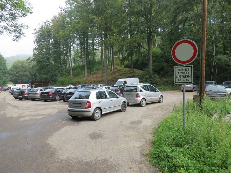 Takto parkovali houbaři na točně autobusů, policisté jim udělili pokuty. 