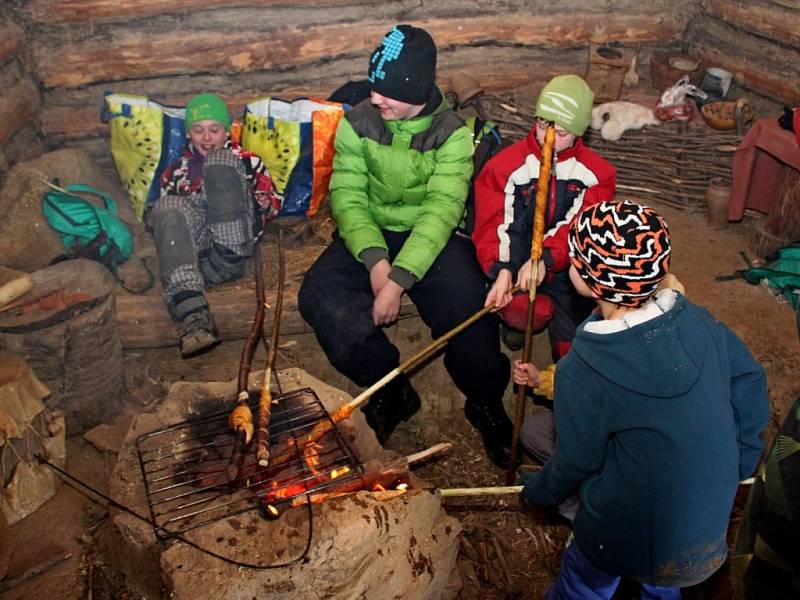 V CHÝŠÍCH SLOVANŮ. Skautíci se museli starat o oheň a přípravu jídla. Potraviny jim však Slované do jejich příbytků nepřivezli. Ty si skauti museli přinést ze svých domovů.