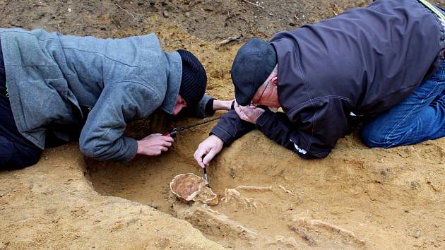 CENNÝ NÁLEZ. Při stavebních pracích Cyrilometodějského centra byl odkryt hrob s kosterními pozůstatky dítěte.