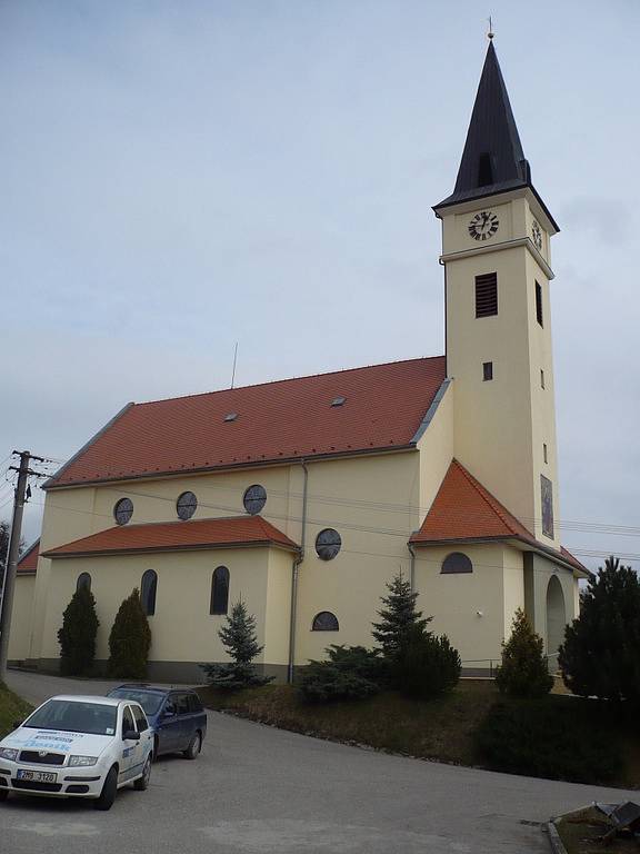 Kostel v Prakšicích se dočkal nákladných oprav již před časem. 