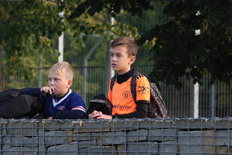 Fotbalisté Nivnice (zelené dresy) v 10. kole krajské I. A třídy skupiny B doma zdolali Buchlovice 2:0.