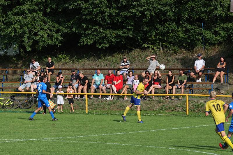 Fotbalisté Starého Města (žluté dresy) zdolali ve šlágru 4. kola I. B třídy sk. C domácí Ořechov 4:0.