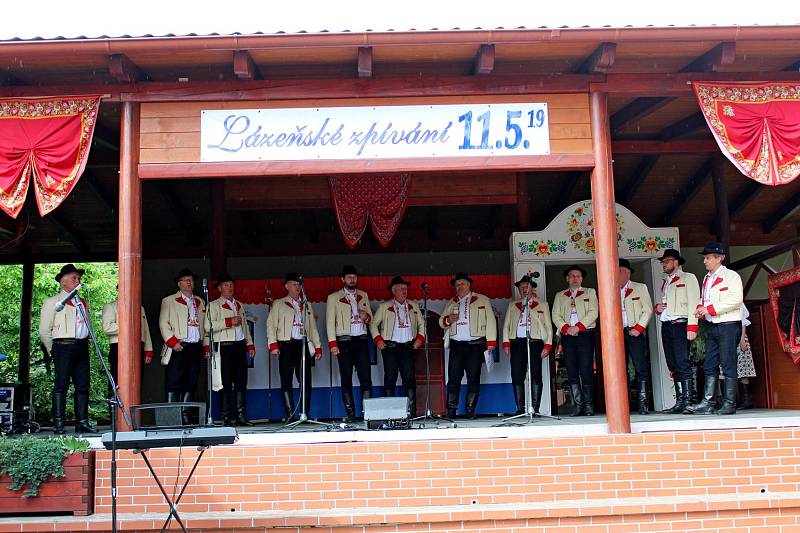 V Sirnatých lázních Ostrožská Nová Ves požehnal kněz pramenům, návštěvníci se pak mohli zaposlouchat do písniček dětí a pěveckých sborů.