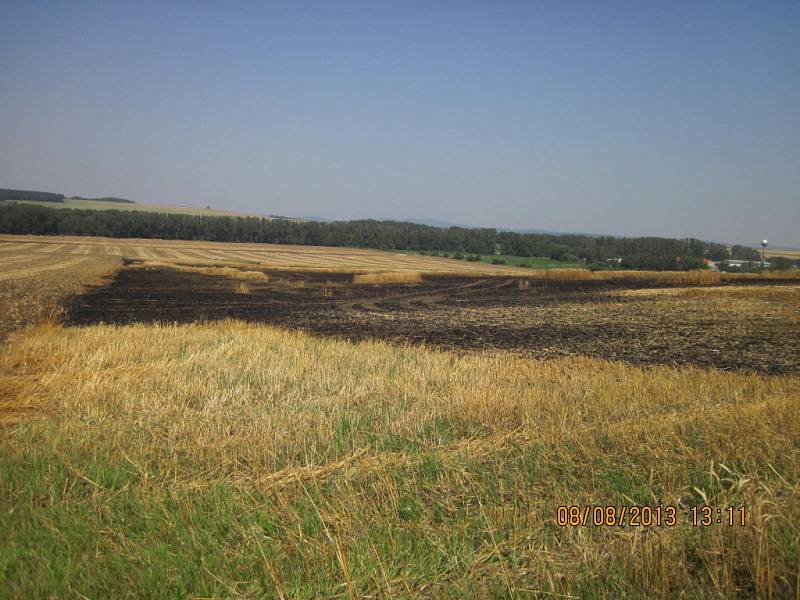 Suchá Loz: shořela půlka pole, škoda činí 100 tisíc