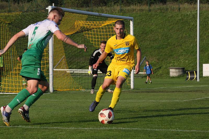 Fotbalisté Strání (ve žlutých dresech) porazili doma na hody Bzenec 3:0.