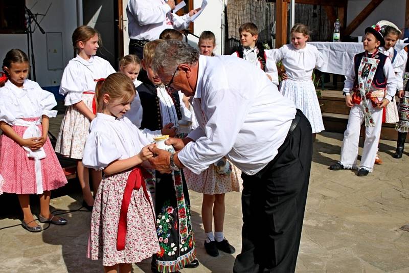 Osmnáct zpěváčků z osmi základních škol zpívalo v Muzeu keramiky Tupesy o malované džbánečky.