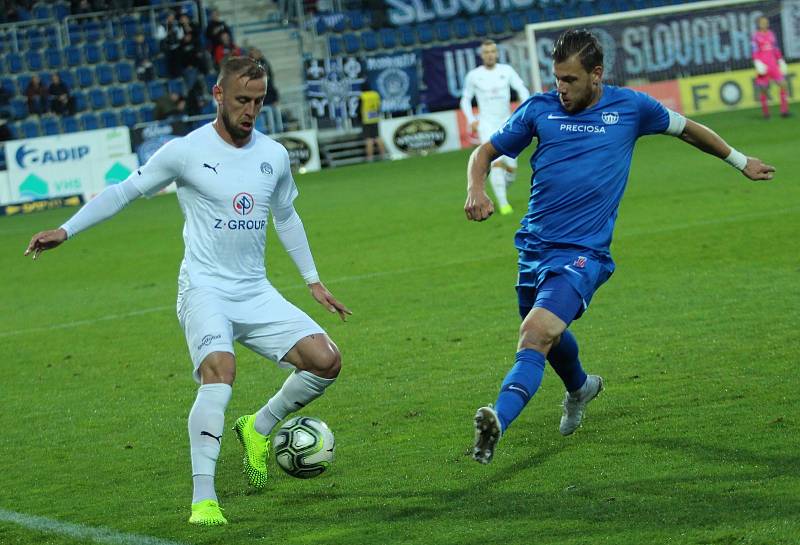 Fotbalisté Slovácka (v bílých dresech) v předehrávce 12. kola FORTUNA:LIGY hostili liberecký Slovan.