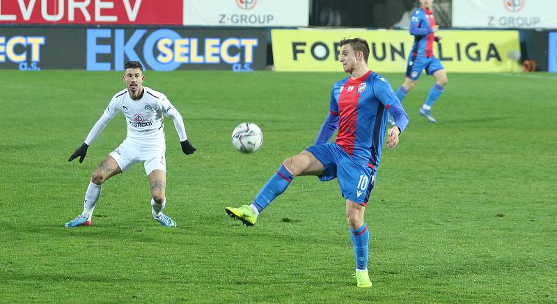 Fotbalisté Slovácka (bílé dresy) ve šlágru 17. kola FORTUNA:LIGY vyzvali Plzeň.