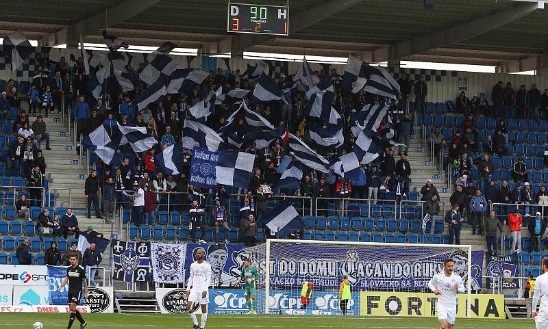 Fotbalisté Slovácka (bílé dresy) ve 28. kole FORTUNA:LIGY zdolali poslední Karvinou 3:1.