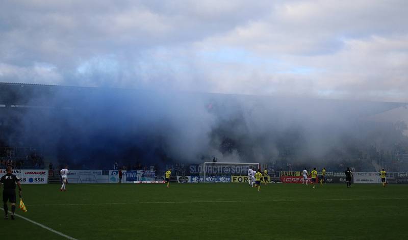 Sobotní derby v Uherském Hradišti opanovalo domácí Slovácko (bílé dresy), které zvítězilo nad Zlínem 3:0.