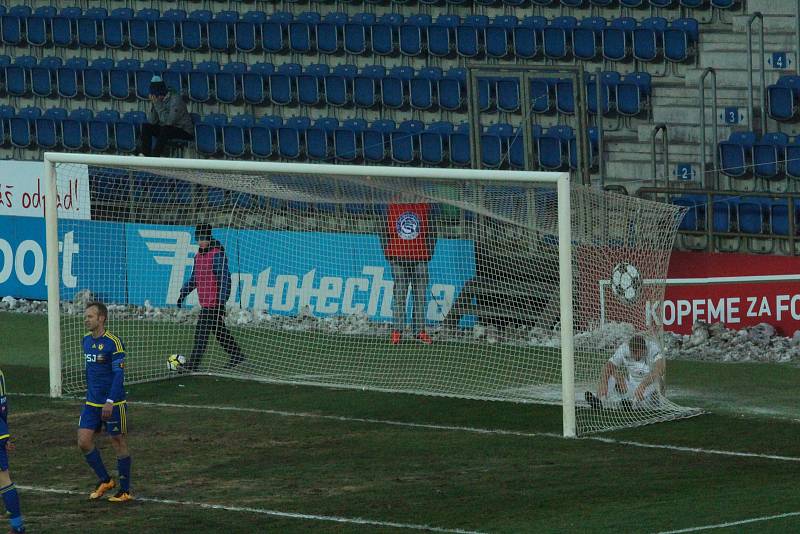 Fotbalisté Slovácka (v bílých dresech) otočili domácí duel s Jihlavou a po výhře 2:1 se v HET lize odpoutali z posledního místa