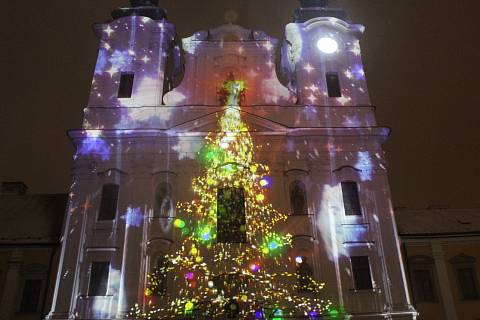 Světelná show provázela rozsvícení vánočního stromu v Hradišti.
