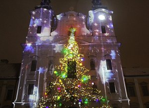 Světelná show provázela rozsvícení vánočního stromu v Hradišti.