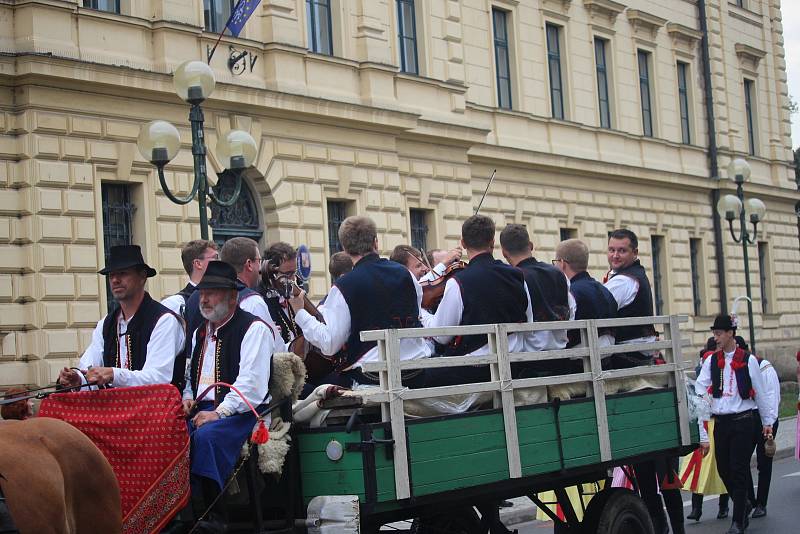 Slavnostní průvod počítal s více než třemi tisíci krojovanými. Ty neodradila ani nepříznivá předpověď počasí.