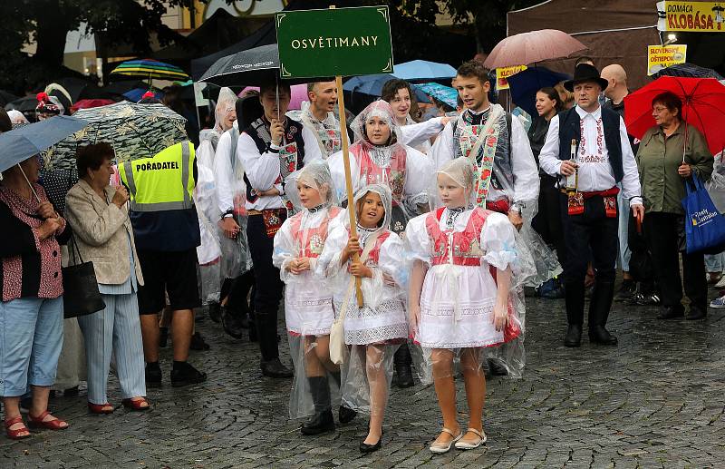 Tradičnímu defilé na Masarykově náměstí nepřálo počasí.