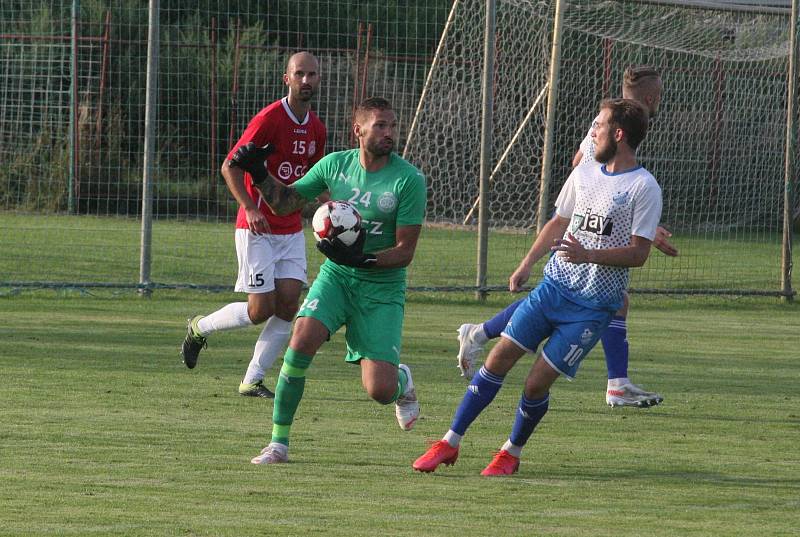 Fotbalisté Uherského Brodu (červené dresy) porazili v 1. kole MOL Cupu Viktorii Otrokovice 2:1 po prodloužení.