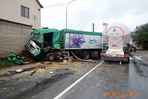 Srážka kamionů v křižovatce v Uherském Brodě.