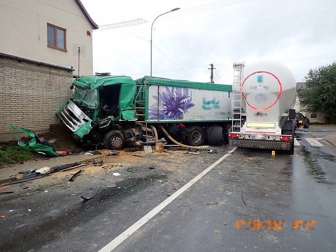 Srážka kamionů v křižovatce v Uherském Brodě.