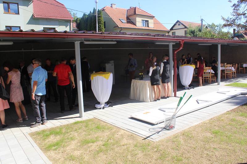 Střední odborné učiliště v Uherském Brodě slavnostně otevřelo nové hřiště u tamního Domova mládeže za bezmála sedm a půl milionu korun.