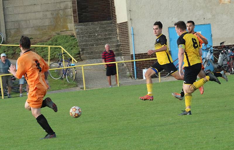 Fotbalisté Ostrožské Lhoty (žlutočerné dresy) ve 2. kole Poháru OFS Uherské Hradiště zvítězili na hřišti sousedního Uherského Ostrohu B 3:1.