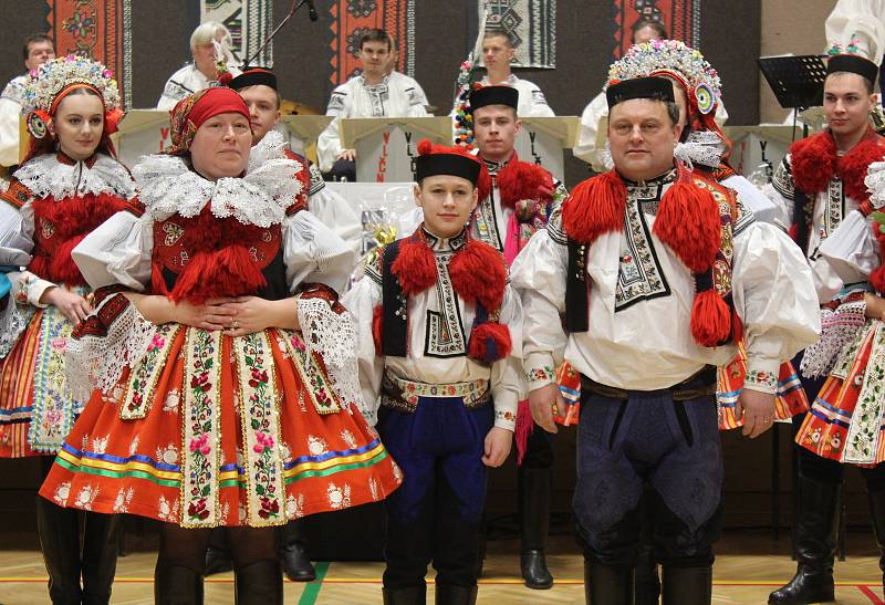 Představení krále Filipa Šobáně (na snímky s rodiči) a jeho družiny z ročníku 2005 na krojovém plese ve velkém sále Klubu sportu a kultury ve Vlčnově.