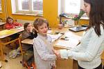I děti ze dvou tříd Základní školy UNESCO v Uherském Hradišti přebíraly své první vysvědčení
