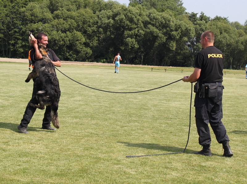 Policejní psovodi předvedli na hřišti ukázku výcviku psů.