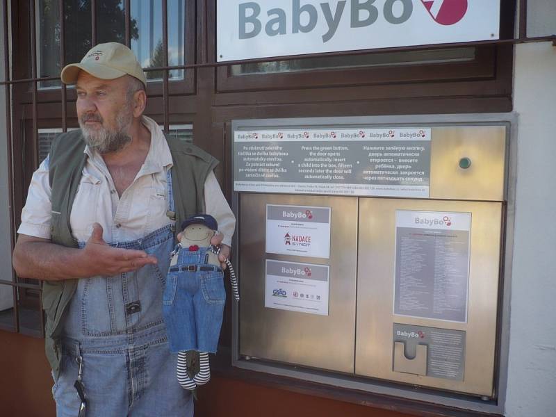 Zakladatel babyboxů v ČR Ludvík Hess se v Uherskohradišťské nemocnici, kterou vede ředitel Petr Sládek se dočkal mimořádné vstřícnosti.