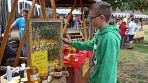 Ve skanzenu si přišli na své milovníci včelích produktů a ze smetany stloukaného másla.