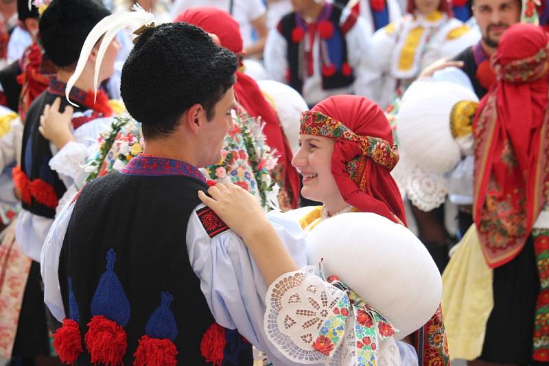 V Uherském Hradišti Sadech se o víkendu 3. – 4. září pořádaly tradiční Derflanské hody v Sadech s právem, které předal do rukou čtyř stárků starosta Uherského Hradiště Stanislav Blaha.