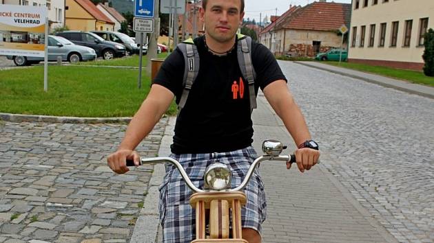 Michal Frecer z Velehradu si vyrobil bicykl s dřevěným rámem.