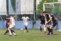 Fotbalisté Slovácka B (bílé dresy) v nedělním derby remizovali s Uherským Brodem 1:1. Duel na Bělince v Kunovicích sledovalo 330 diváků.