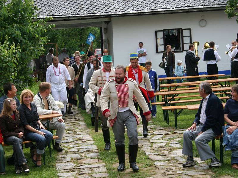 Mužský pěvecký sbor v Tupesích zorganizoval regrutskou obchůzku na motivy odvodů.