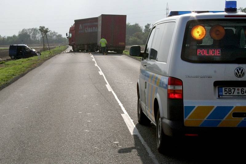 Tragická dopravní nehoda se smrtelným zraněním zastavila dopravu mezi Starým Městem a Kostelany nad Moravou. 