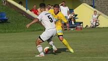 Fotbalisté divizního Strání (žluté barvy) v pátečním přípravném zápase deklasovali Boršice 8:0.